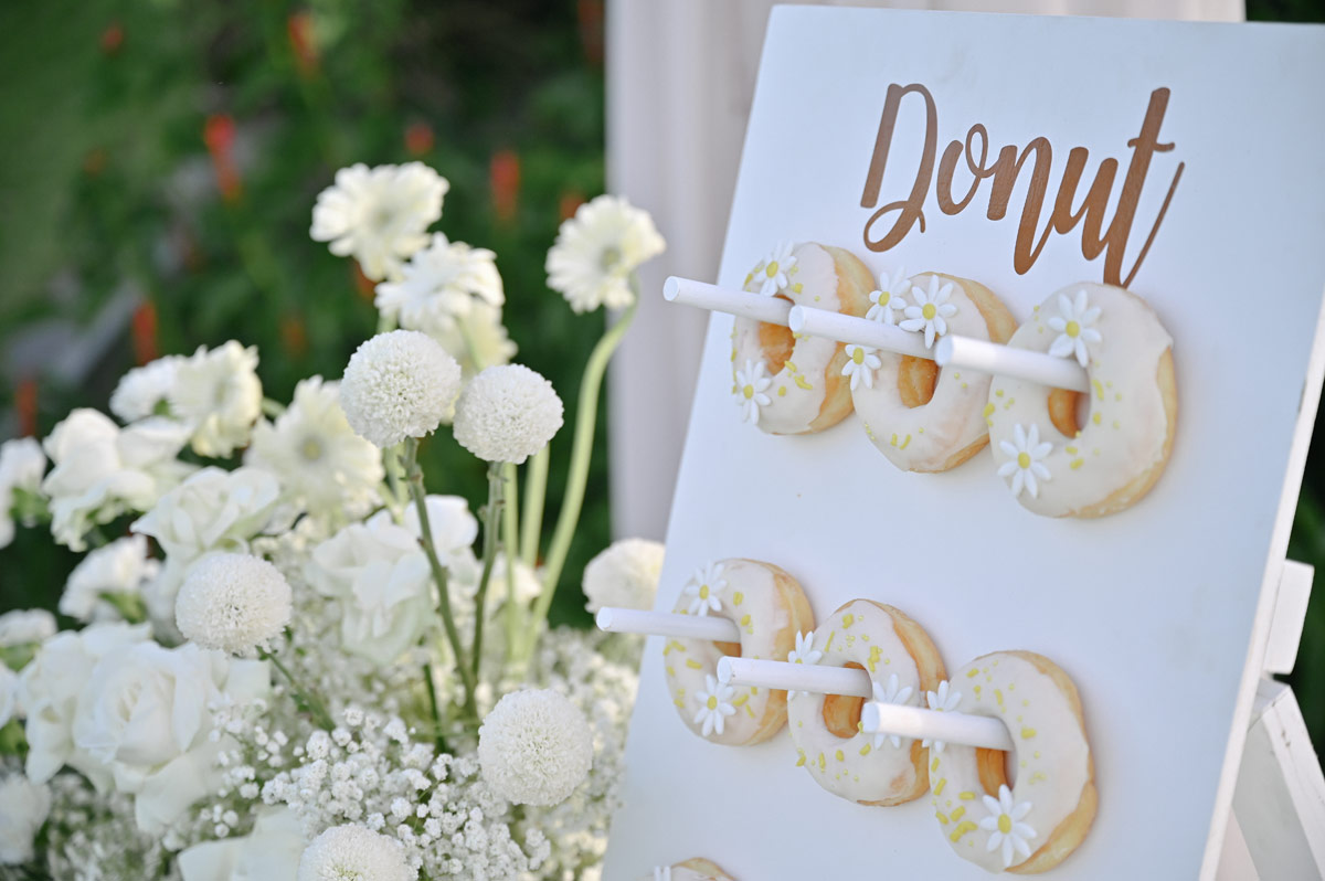 tafels-vol-cupcakes-donutswall,-macarons-kleine-taartjes-bruiloft